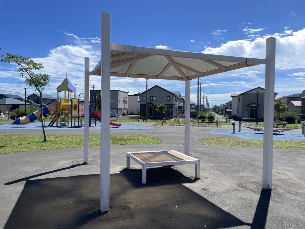 文苑南公園屋根付き休憩所