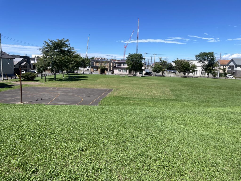 愛国西3号公園広場