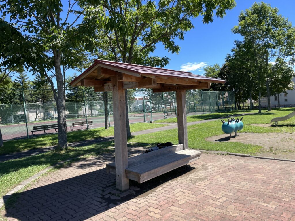 愛国西3号公園屋根付き休憩所