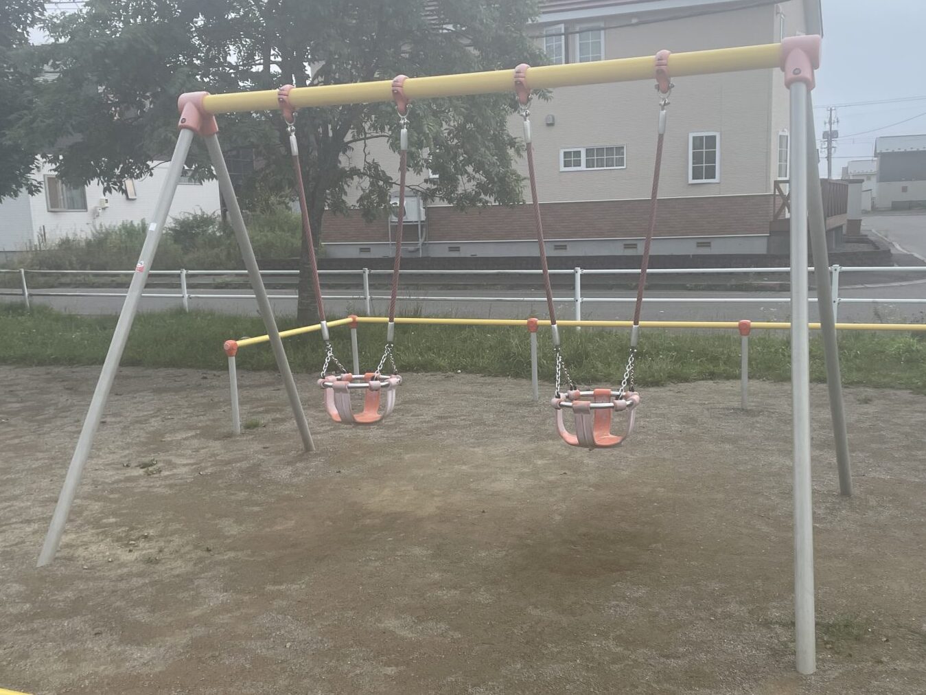 鶴野スマイル公園幼児用ブランコ