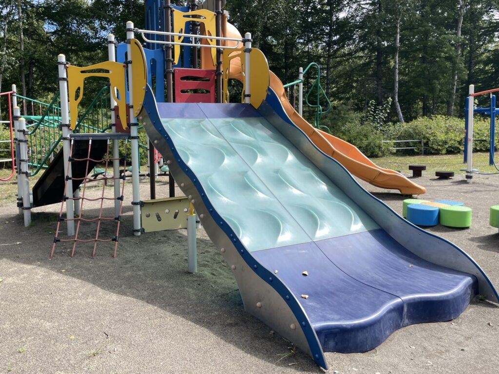 ふれあい公園遊具正面