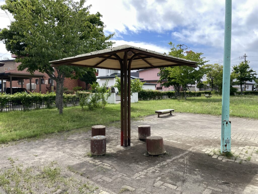 もみじ公園屋根付き休憩所