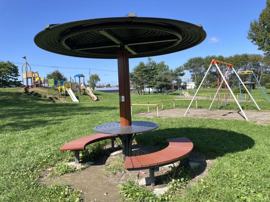 柳町公園屋根付き休憩所