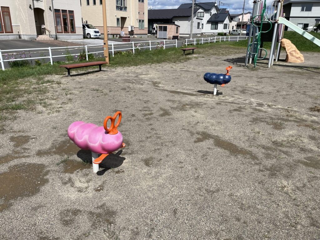 にじいろ公園スイング遊具