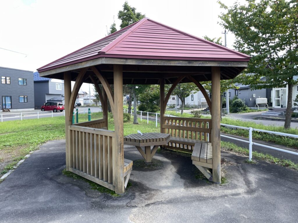 昭和11号公園屋根付き休憩所