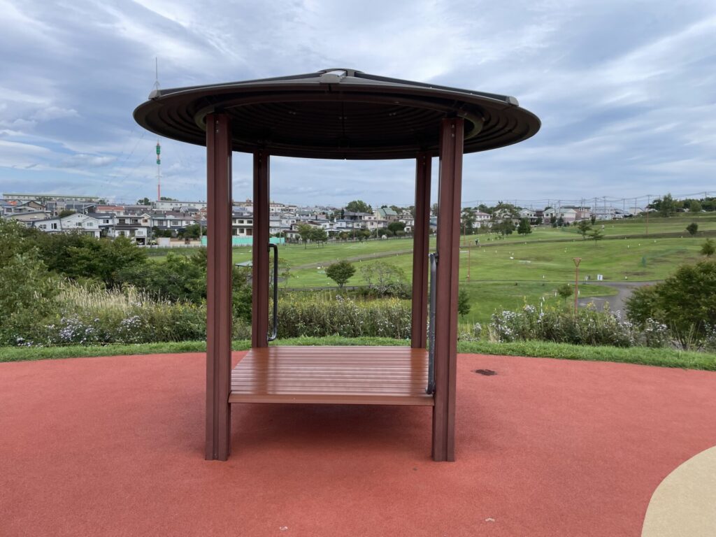 緑ヶ丘公園屋根付き休憩所