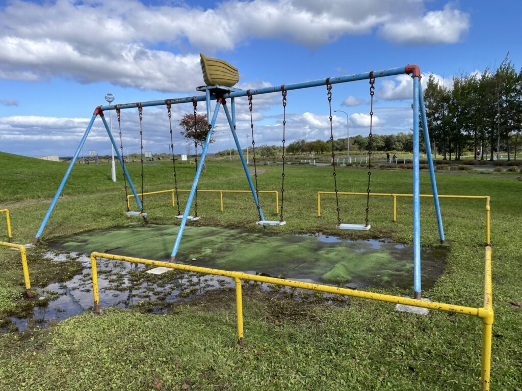 釧路町運動公園ブランコ